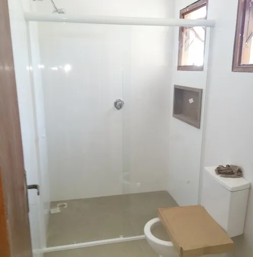 Box de vidro temperado 8mm instalado por especialista da Portovidros em banheiro moderno em Canoas - Serviço rápido e profissional