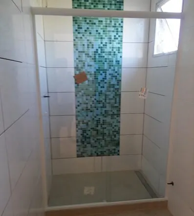 Box de vidro instalado em banheiro moderno em Viamão