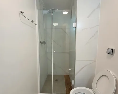 Box de vidro moderno em banheiro residencial