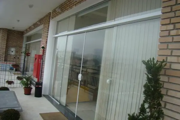 Fachada comercial de vidro